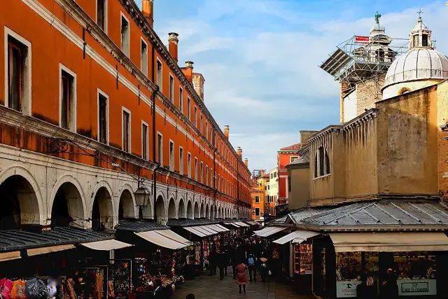 大运河上的里亚托桥南岸是圣马可区,北岸就是的圣保