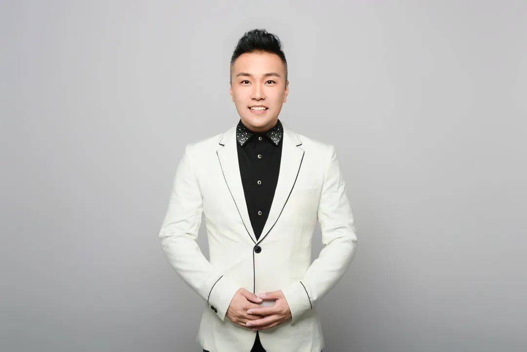 歌曲《抗疫英雄》作词:权辉,艺术学博士,教授,中国音乐家协会会员