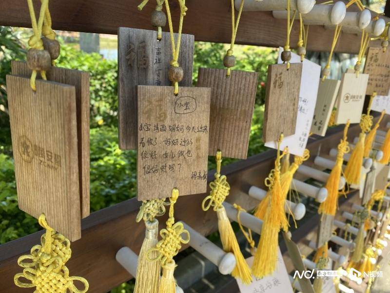 4月3日,廣州增城正果萬安園,在一塊木牌上,一位母親寫下對已逝女兒的