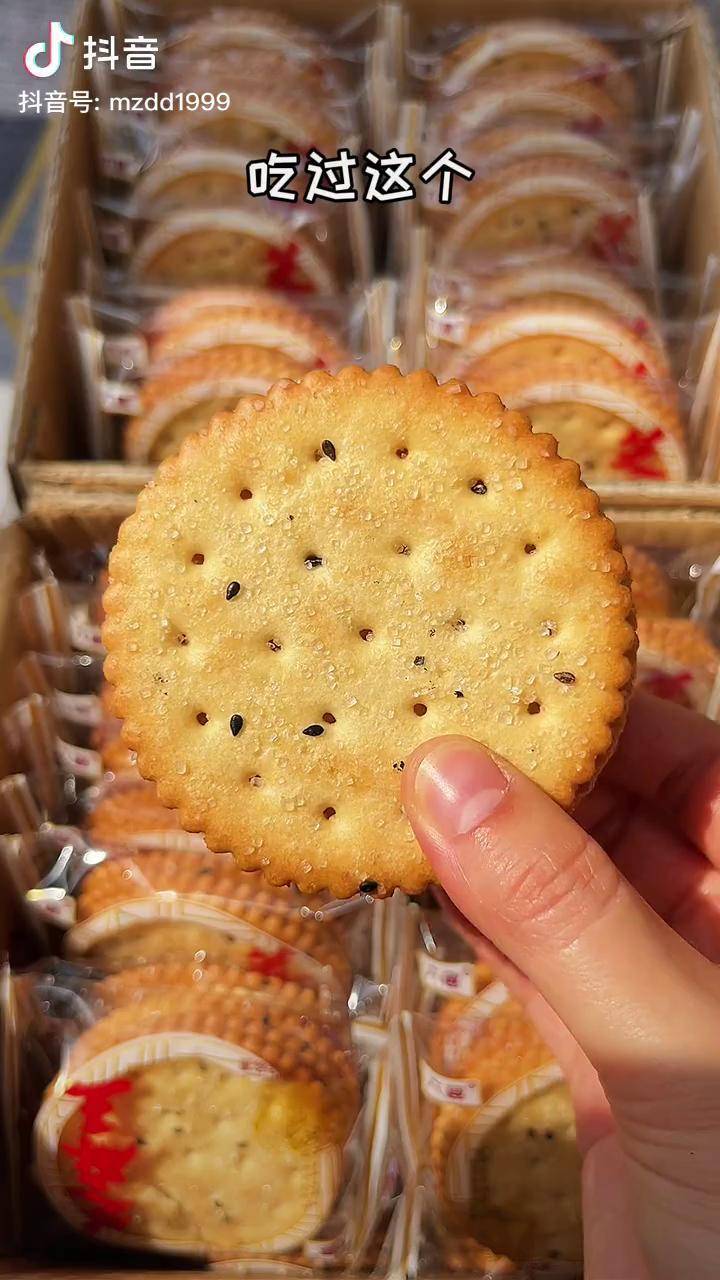 芝麻饼干这个芝麻饼干还是小时候的味道满满的回忆啊零食推荐