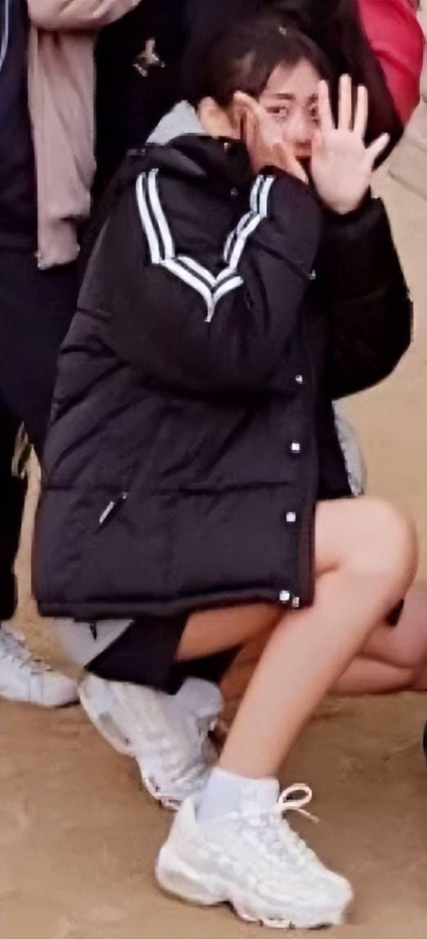 韩国新女团成员被爆曾是校园暴力小太妹抽烟喝酒性发言震惊网友