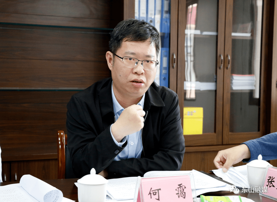 何霭要求,要紧盯目标,抓住重点,在"七比一看"以及