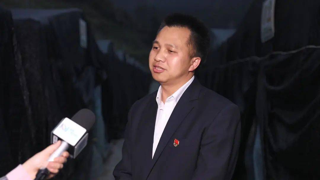 三都县凤羽街道南岭村原党支部书记 村委会主任 杨秀朋现在社保缴了