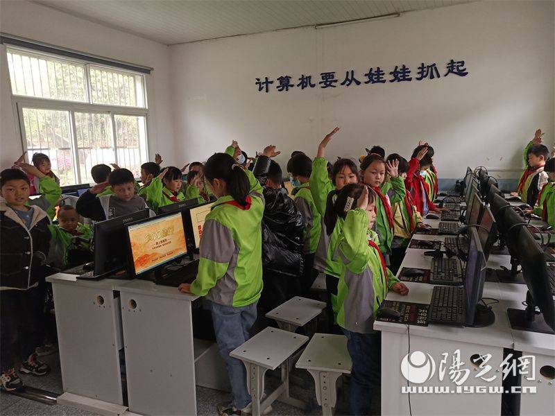 汉阴县涧池镇东岳小学开展清明祭英烈活动