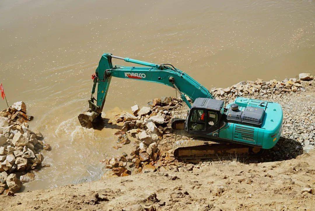 黄河干流四川若尔盖段应急处置(抢险救灾)工程第一次抛石护脚作业顺利