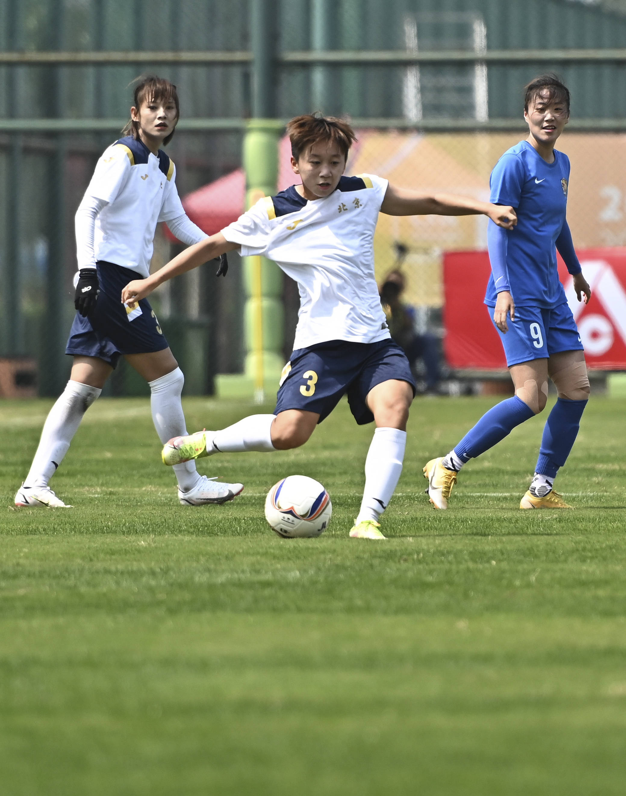 4月7日,北京女足队球员姚梦佳(左)与上海农商银行队球
