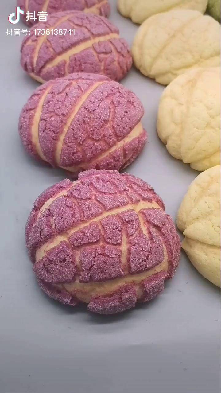 丰富配色让日式菠萝包给你的面包柜跳个色无色素零添加商用现烤面包可