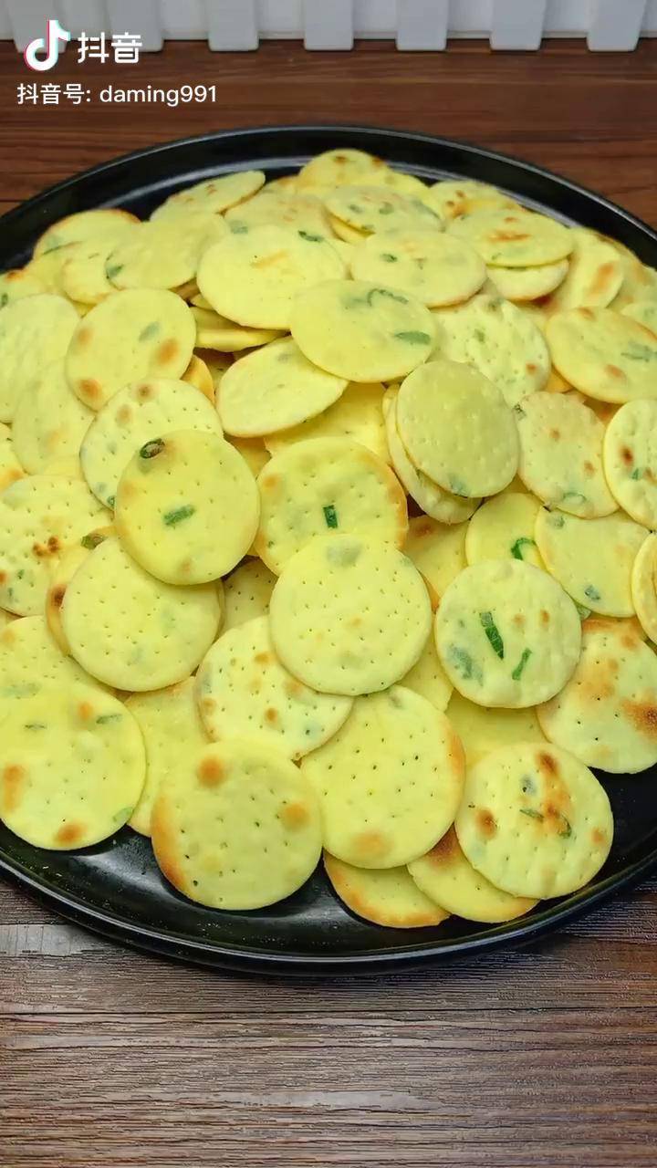 2个鸡蛋1碗面用平底锅做的小饼干