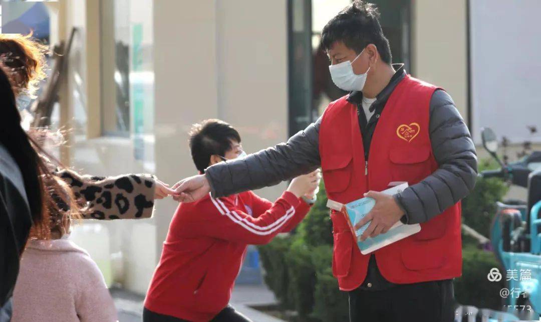 想着,怎么加入楼区的志愿者,机会终于来了,可以做核酸的时候问问穿红