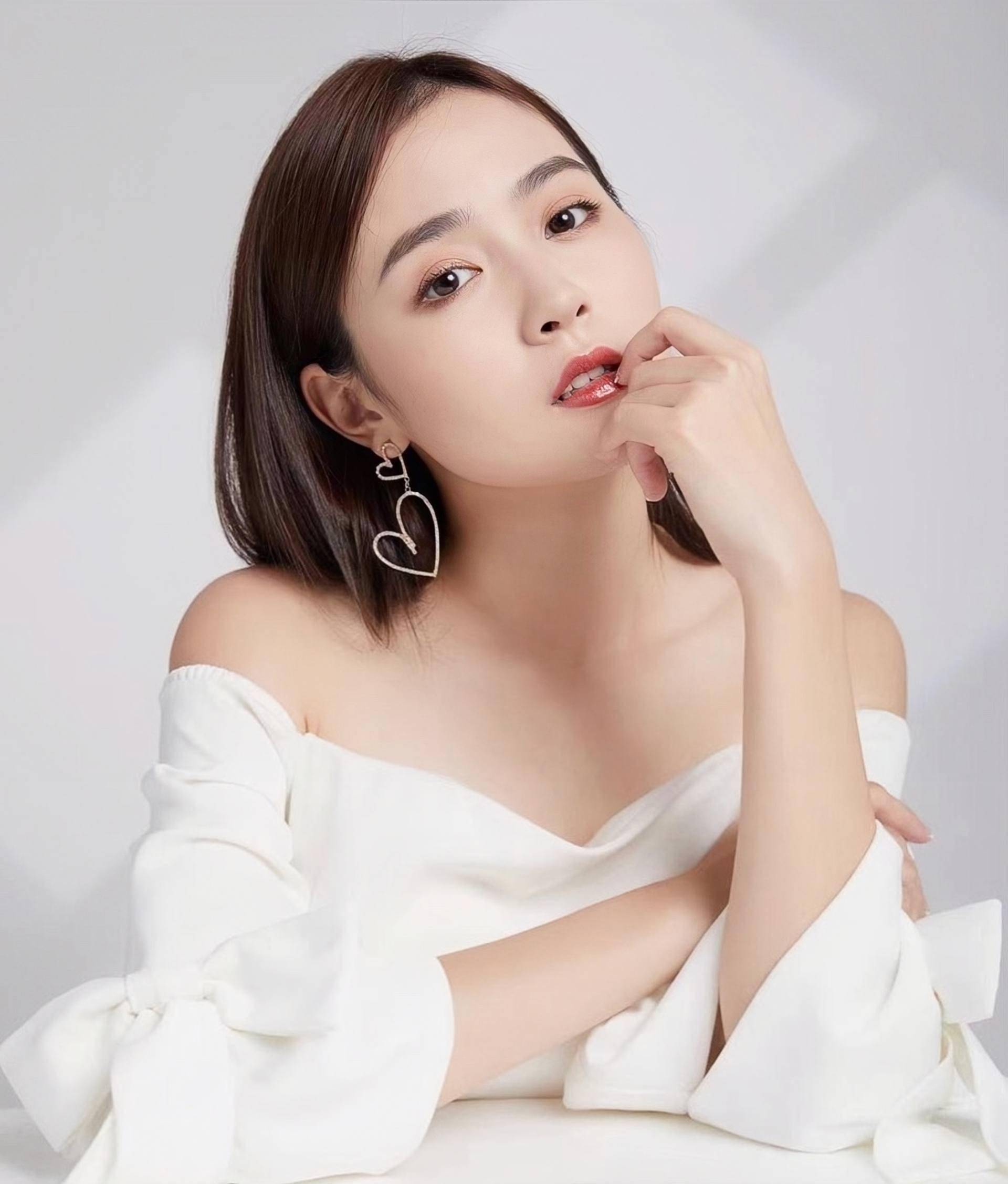 原创香港知名女星大病后宣告复出签下终身合约嫁富商已成两孩之母