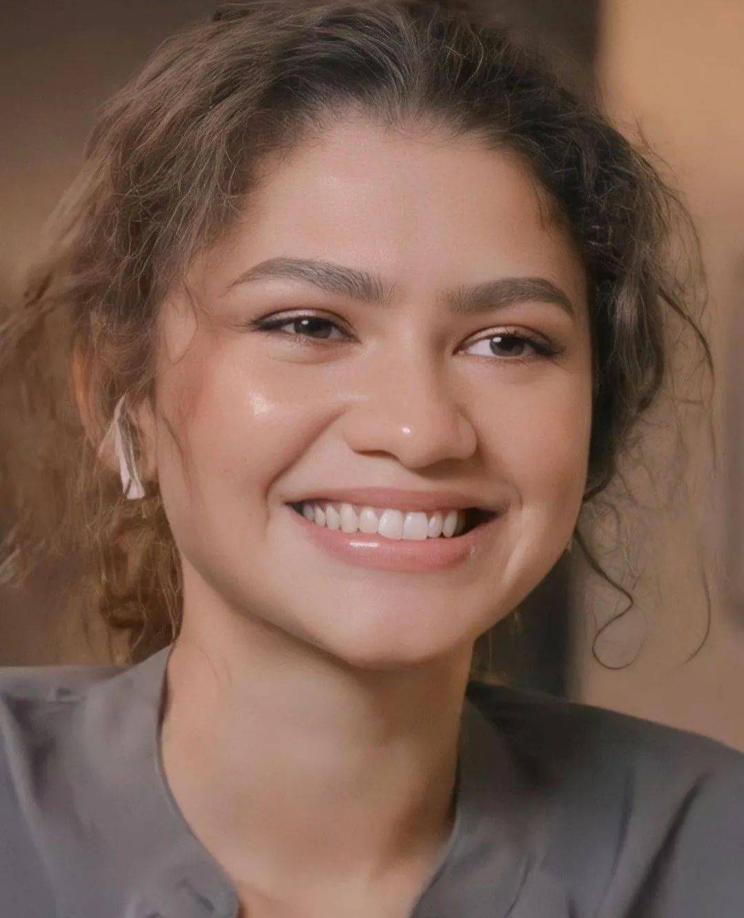 赞达亚是一名黑白混血,她的父亲是非洲裔美国人,母亲是拥有苏格兰和