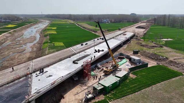 3月31日,在曹縣魏灣鎮東魚河南支附近,濮新高速上跨東魚河南支大橋