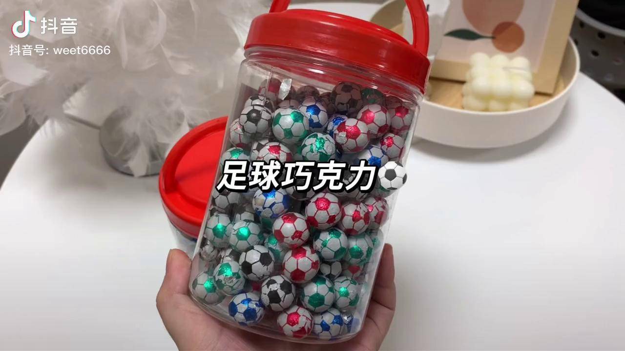 还是小时候爱吃的足球巧克力巧克力糖果童年回忆