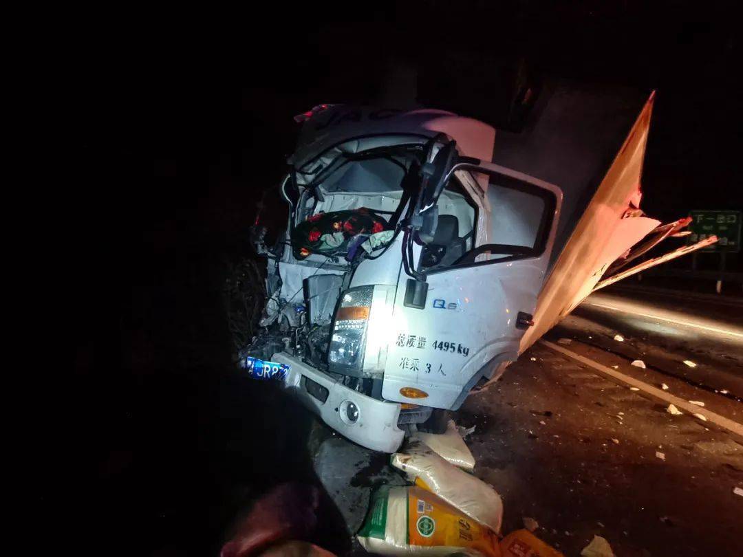 呈倾斜状态,驾驶室已严重变形凹陷,追尾的冷藏式厢货车整个车身骑在