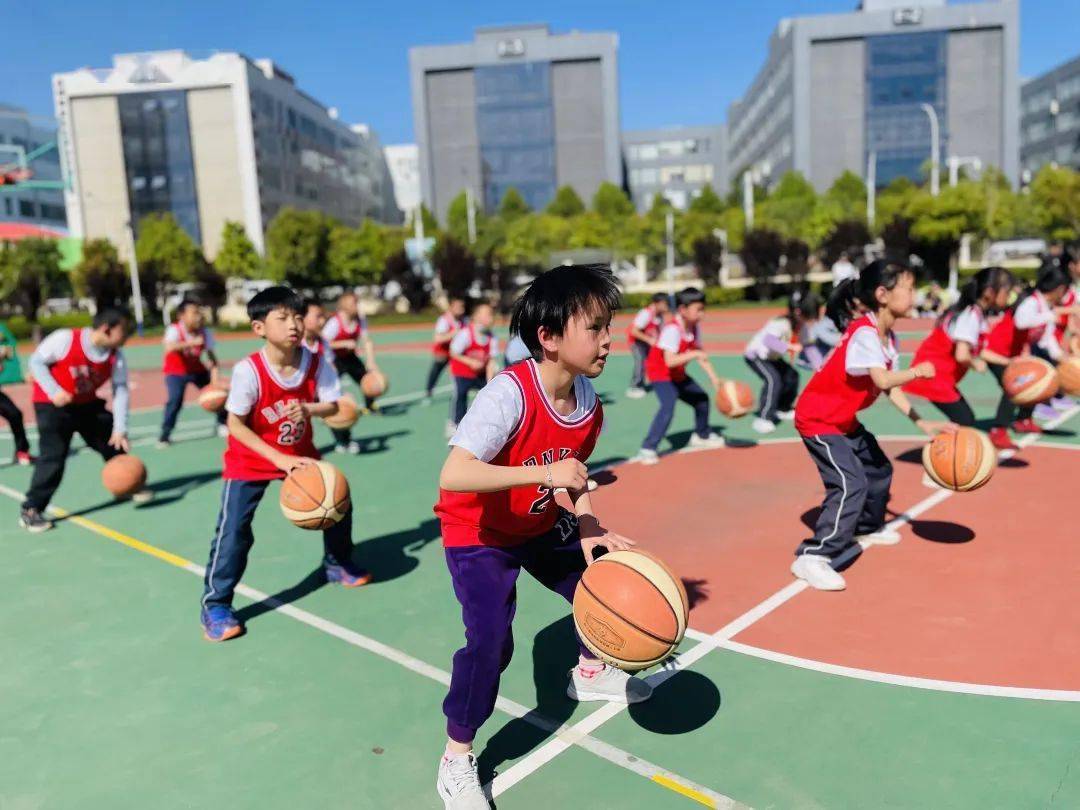 三点半课堂——云经尚品中英文小学篮球趣味课堂