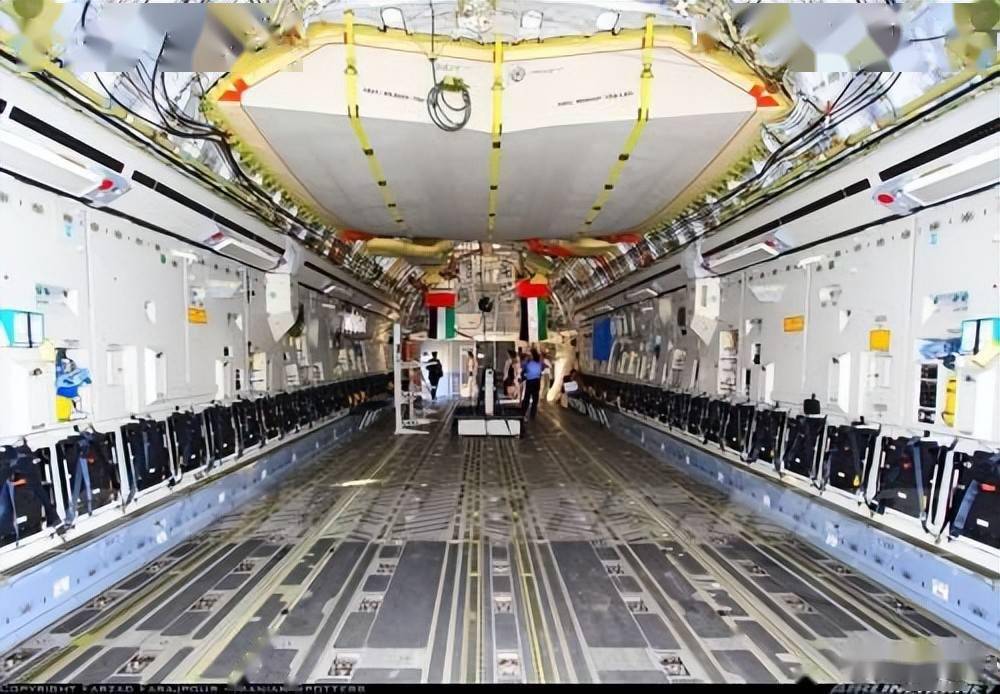 援助上海的运20货舱内首次采用双层甲板设计实战中有何优势