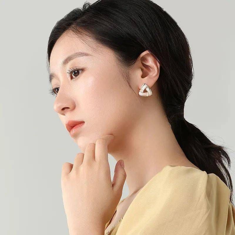 会戴耳环的女人气质都不会太差