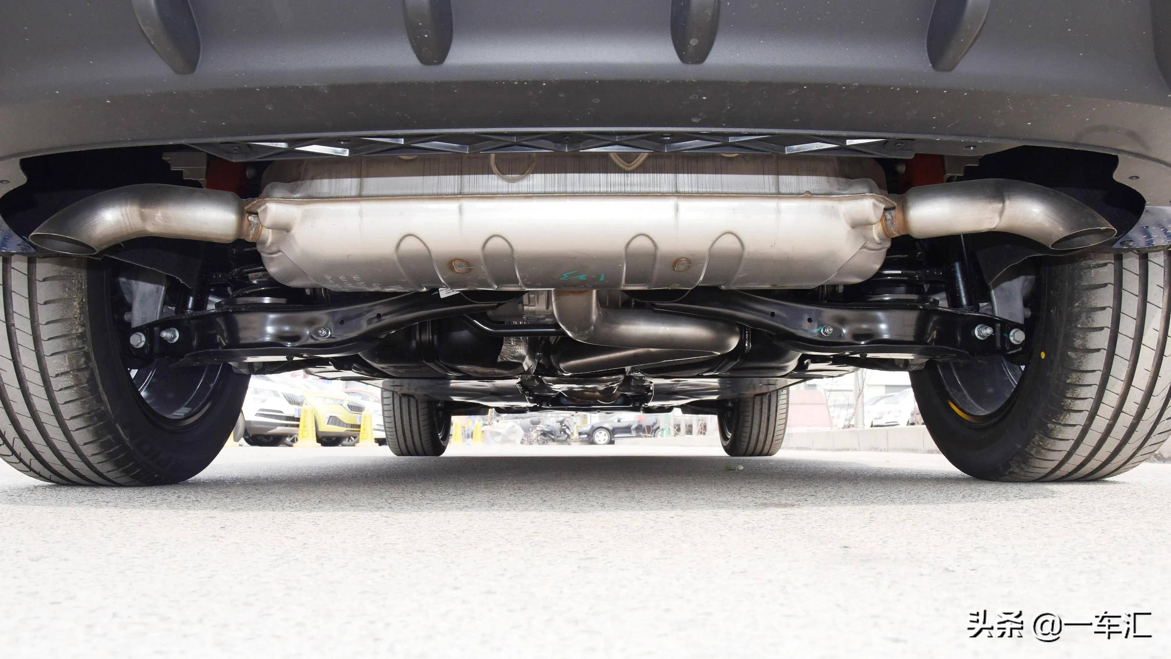 过滤多余振动的同时,也能给到车身较强的支撑力;底盘质感表现有些一般