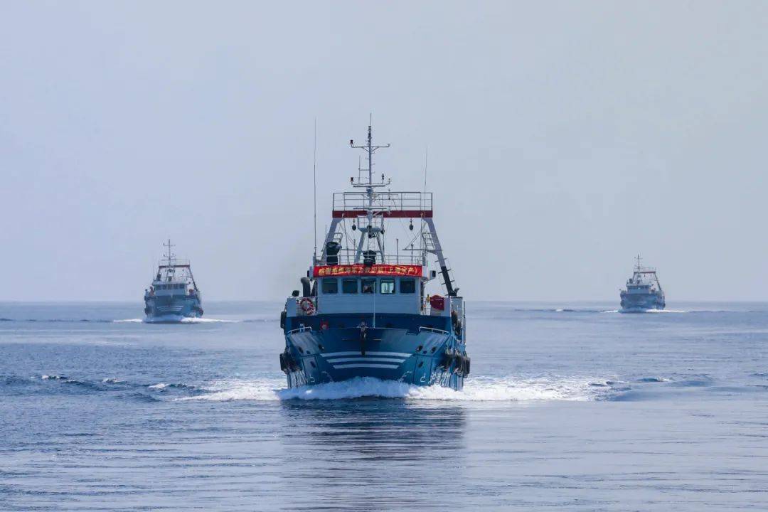 漁民展開五星紅旗被軍艦護航安全通過亞丁灣