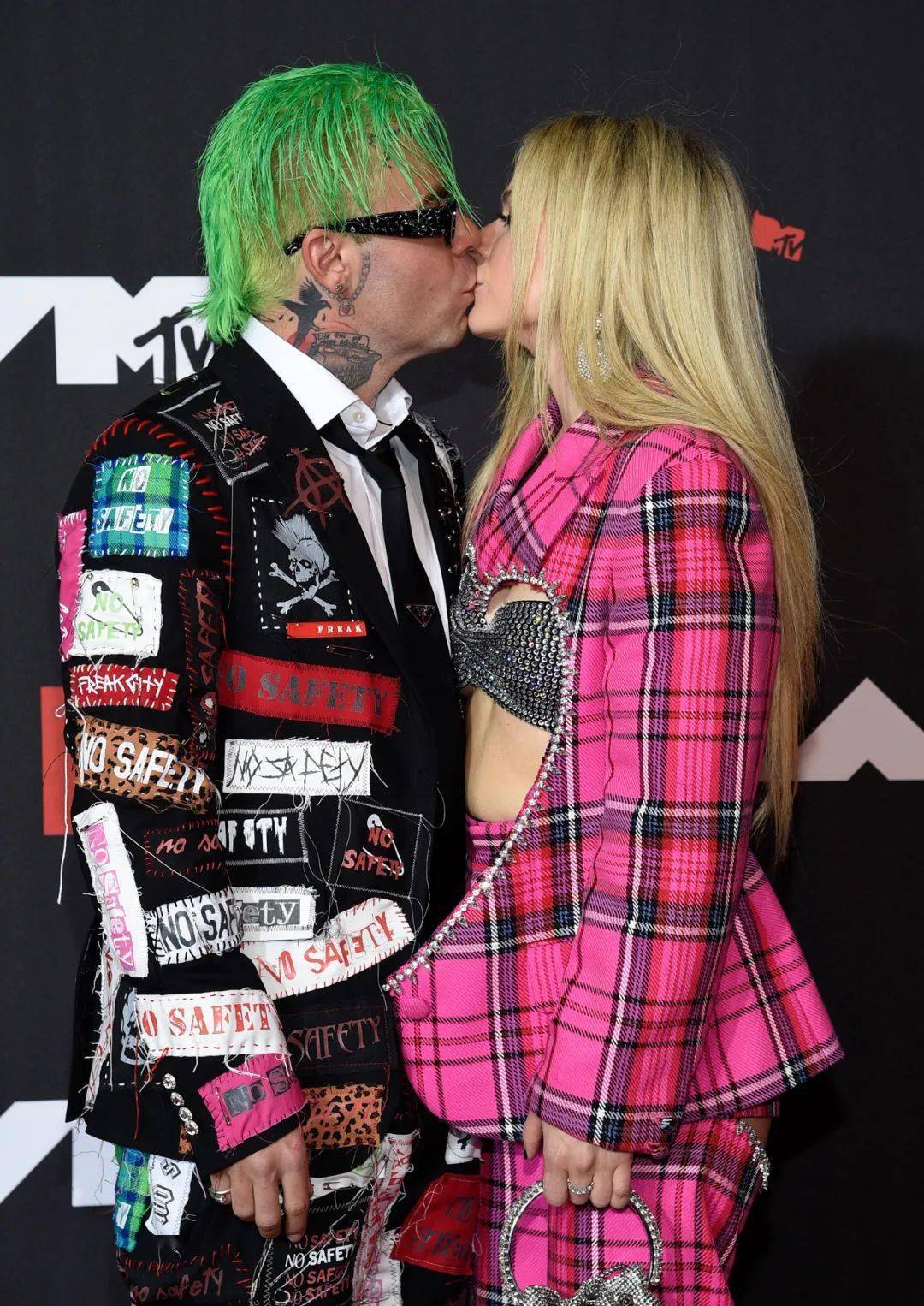 (avril lavigne)在自己的社交媒体上官宣了自己与摇滚歌手男友mod sun