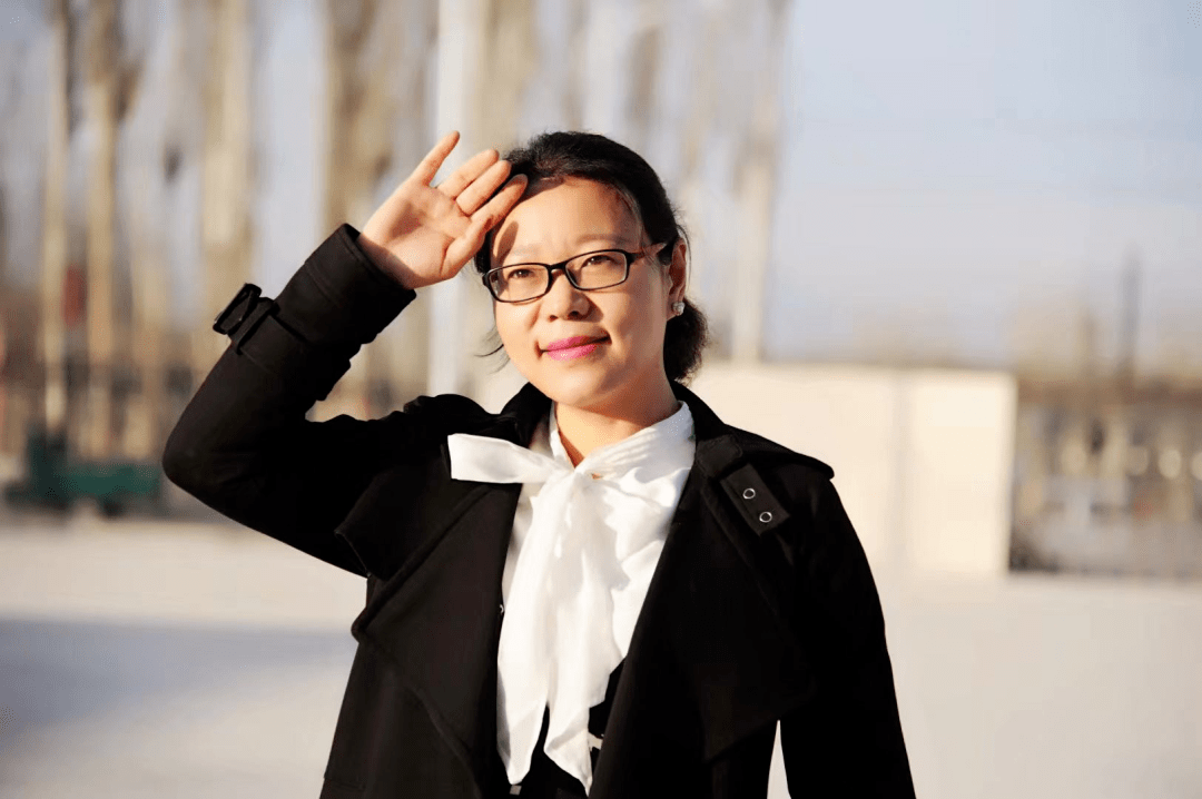 李莉荣,中学语文高级教师,新疆维吾尔自治区教学能手