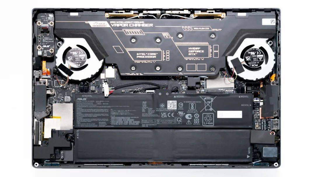 【猪王的良心结语】上图是rog 幻x的拆机实拍图,均热板 双风扇的组合