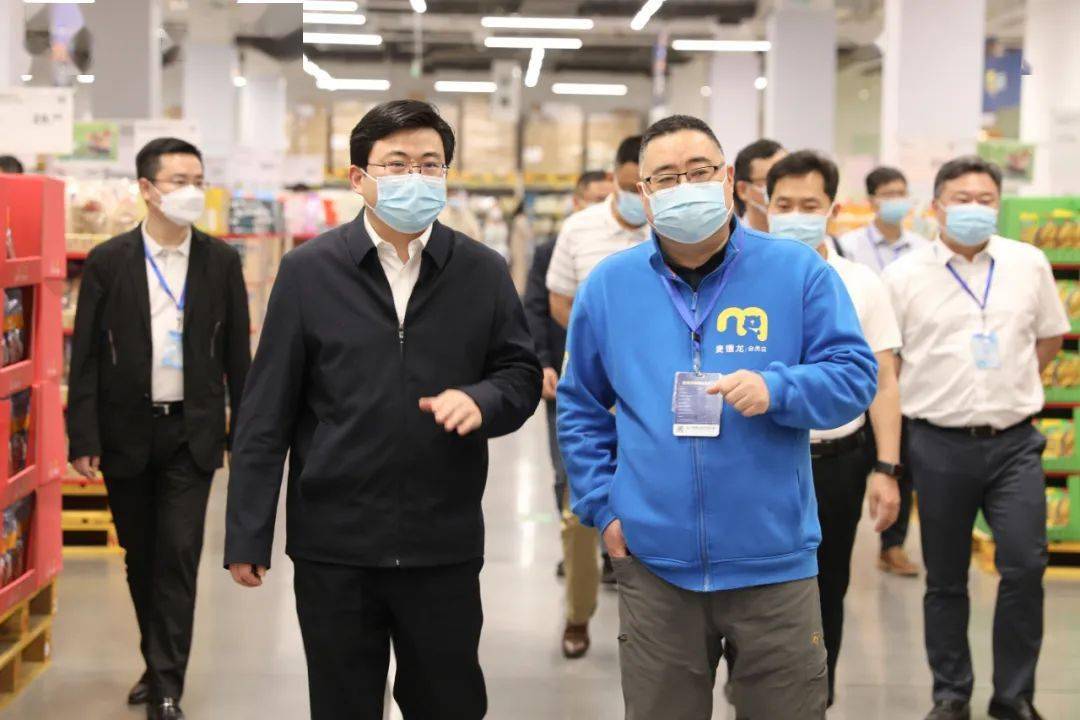 "乔俊杰一行首先来到麦德龙武进商场,通过扫码,验码,测体温等流程后进