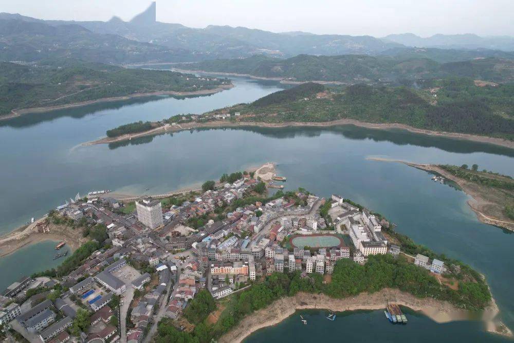 机照片)近日,位于汉江上游的陕西省安康市汉滨区流水镇茶园里春意盎然