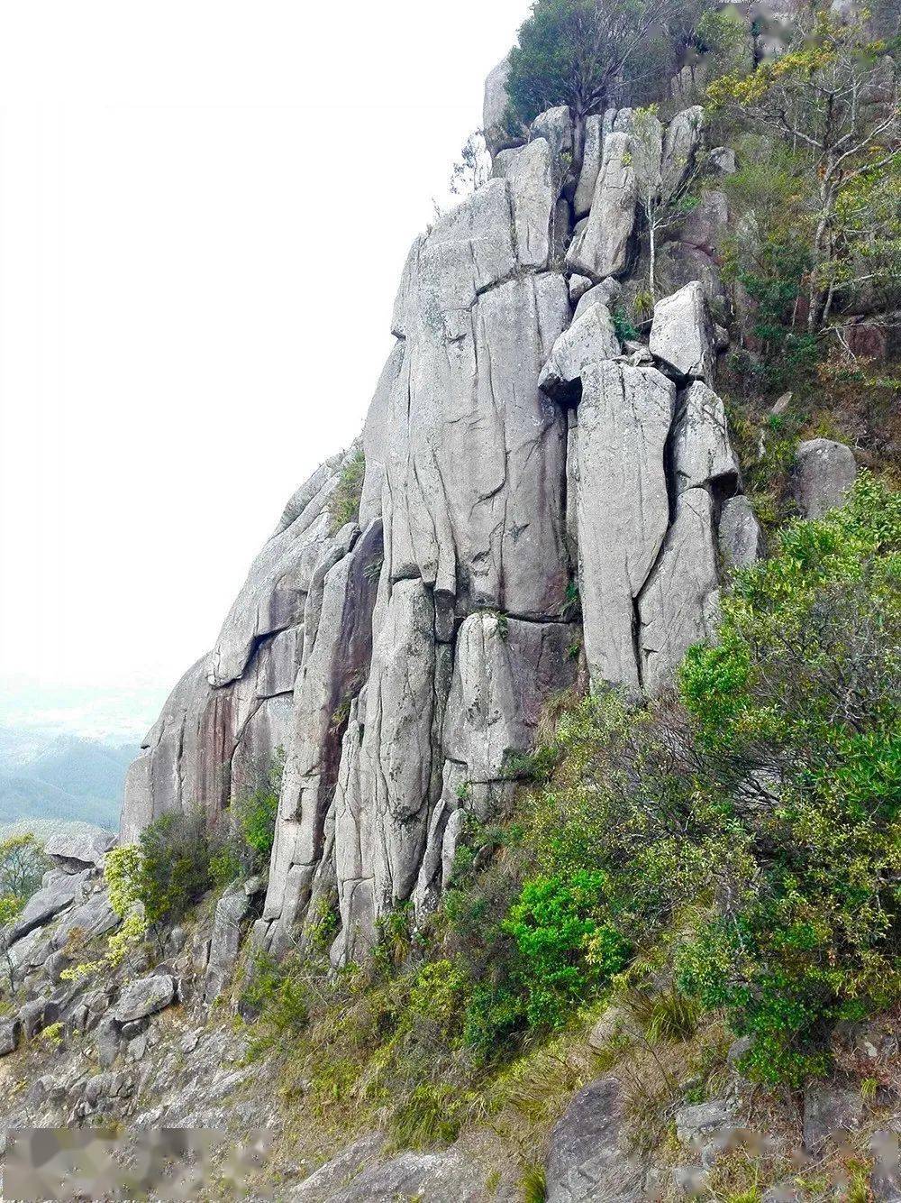 梁化鸡笼山,起点七星墩,终点梁化梅园,全程12公里左右,最高海拔897米