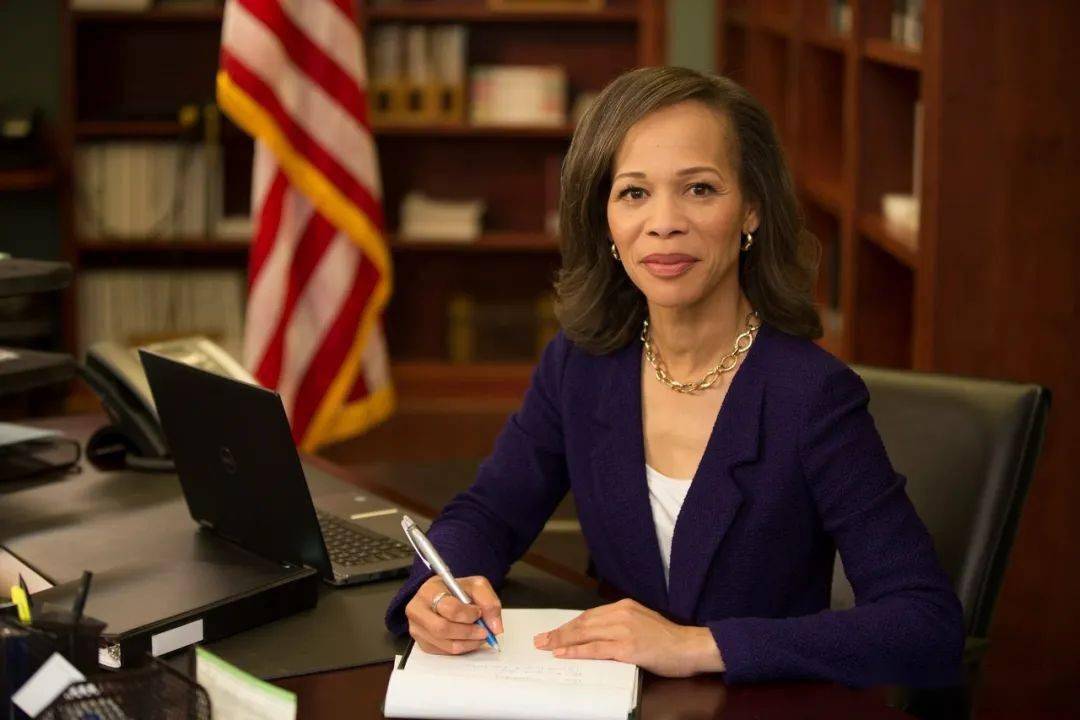 美国疫情穷人死亡率是富人5倍,穷人艰难求存,白宫被新冠肆虐_丽贝卡·