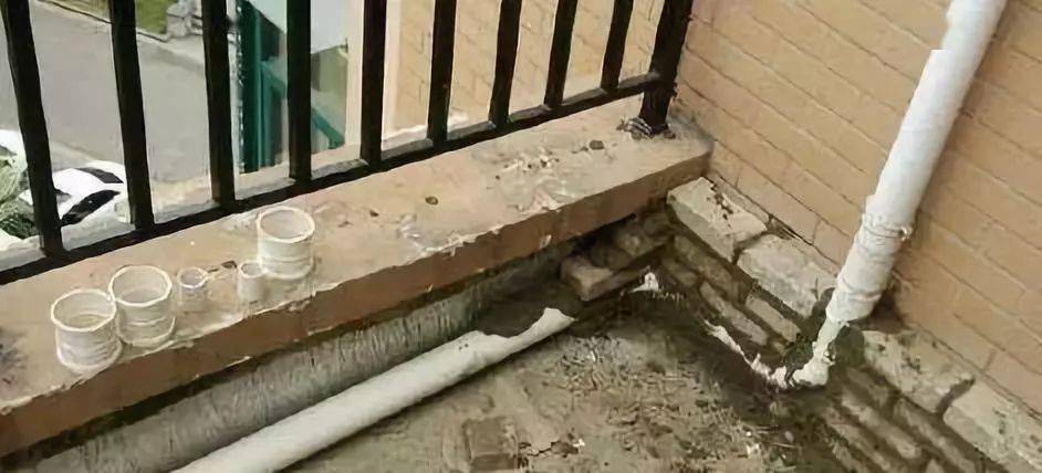 鱼池通往长方形露台一侧用砖垫高,下面有鱼池的排水管通过