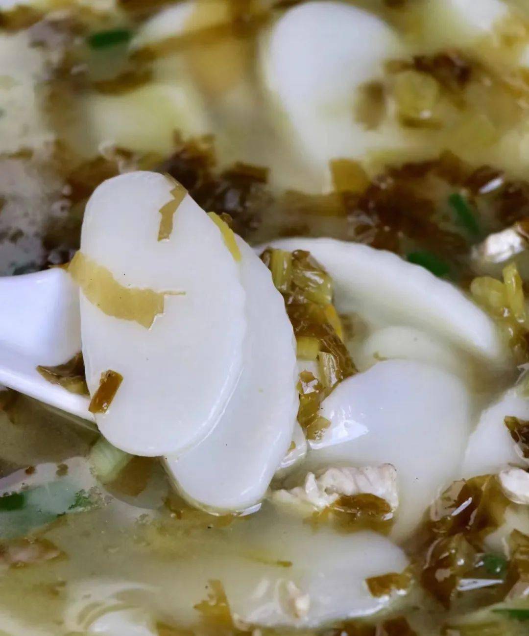 现在的宁波人来说,咸齑已经不像以前那样只用来做咸齑汤面,咸齑年糕汤