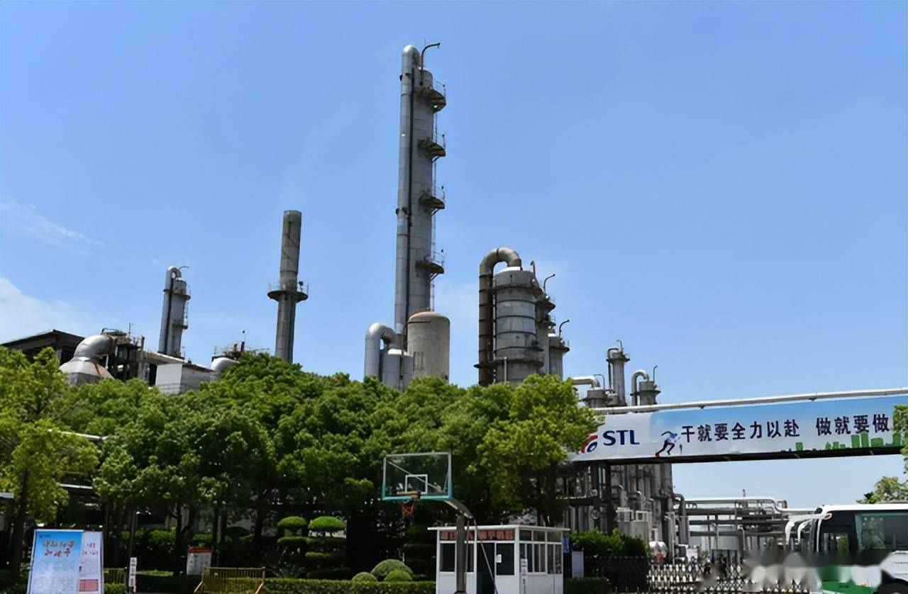 卫星石化的董事长兼总经理是杨卫东,掌管的公司是一家集研发,生产