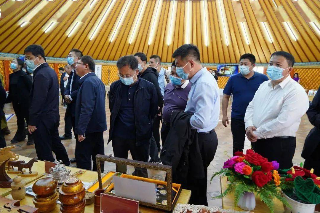 慰问结束后,高文鸿同志一行赴杭锦旗融媒体中心,古