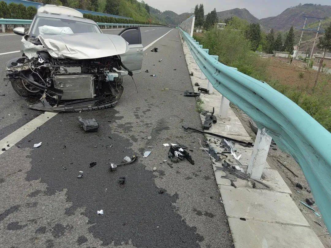 车头被撞得一片狼藉贵州男子却毫发无伤多亏了有这个东西