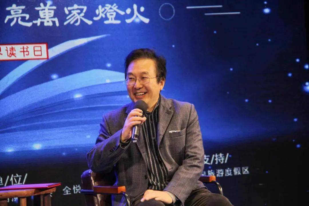 本次活动现场授予本土诗人郭曰方老师,本土作家冯杰老师第四届"全民