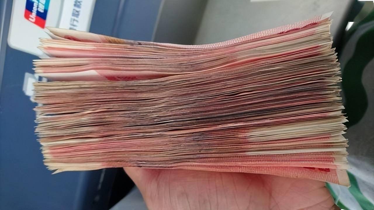 老人15年在建行存120万,儿子结婚取钱,银行:你还倒欠13万
