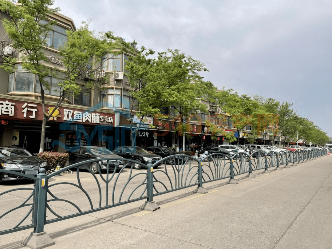 云亭街道目前拥有两个大型超市:吉麦隆和世纪阳光购物广场;菜场有云亭