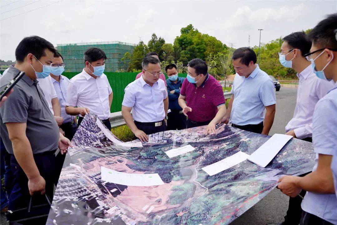 县委副书记,县长陈腾达带队深入重点交通项目建设一线,调研查看县城区