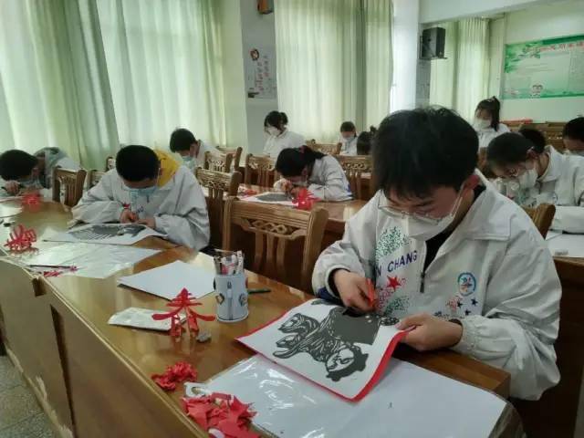 非遗剪纸进校园传统文化润心田金昌市第二中学开展传统文化进校园活动