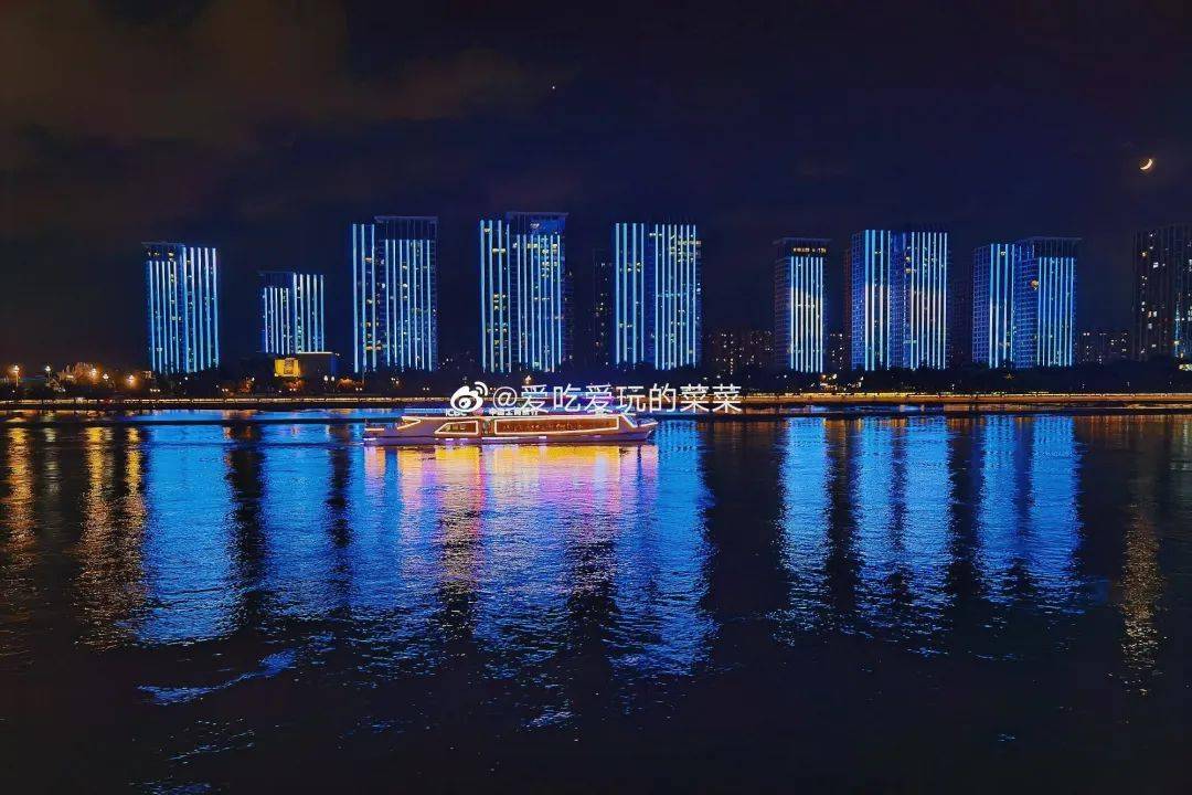 鳌峰大桥就成了灯光秀的最佳观赏点之一.