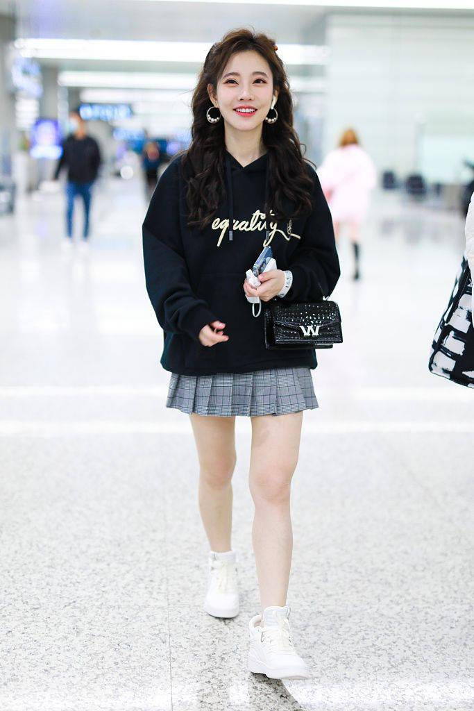 四月暮春时节卫衣短裙穿法让你时髦又保暖