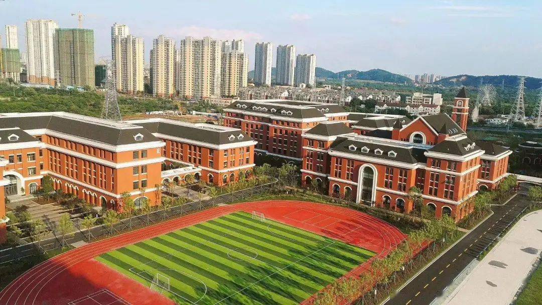 也可以说是贵族学校,前身是武汉外国语学校鸿润分校,可以容纳小学