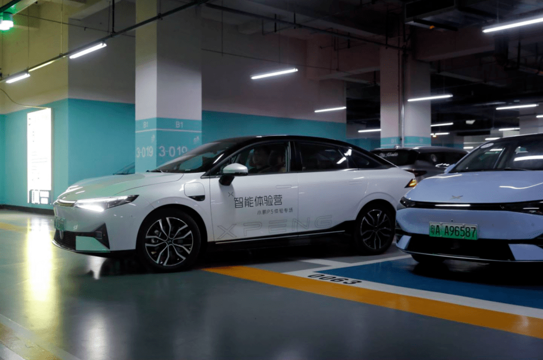 体验小鹏p5跨楼层自动泊车20万的车有激光雷达就是强