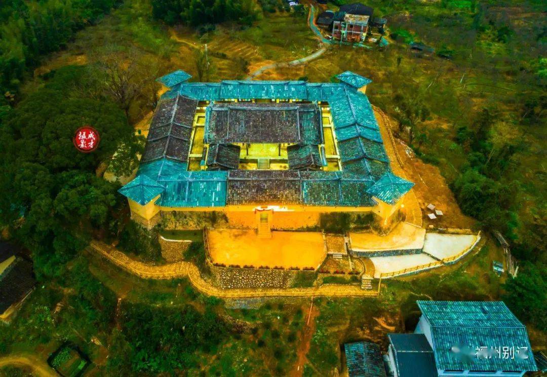 正堂面阔 5 间,进深 9 柱,抬梁,穿斗混合结构,硬山顶.