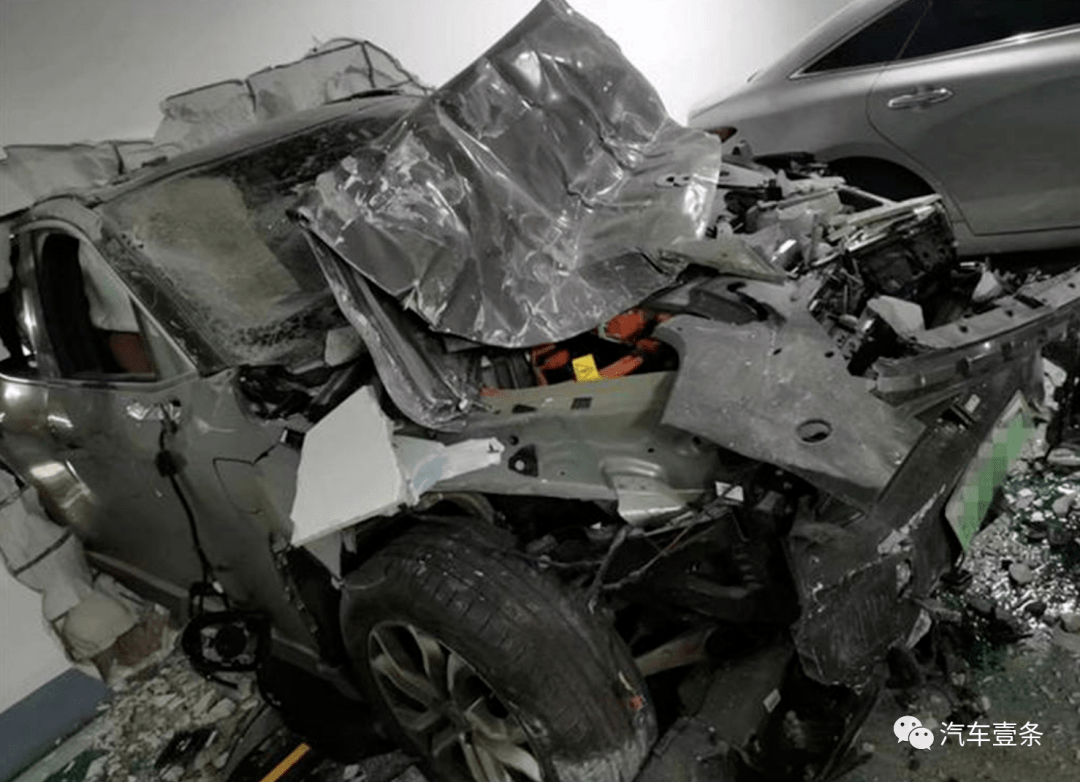 车头严重损毁佛山一蔚来es8地库撞墙
