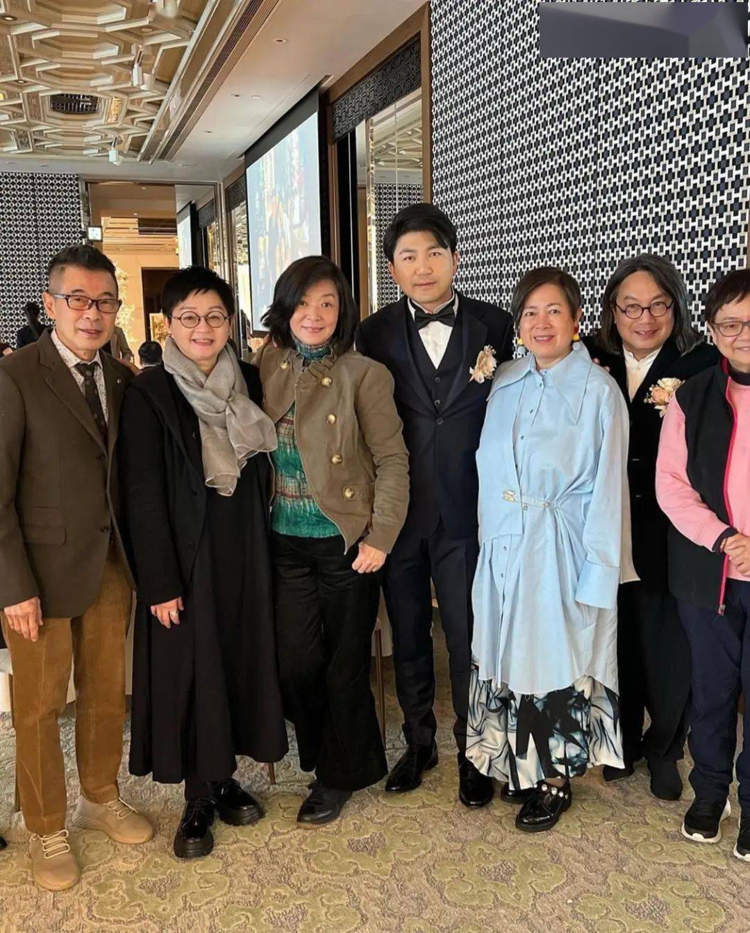 陈玉莲晒合影脸很自然但61岁还是很有气质明星老了也很出众