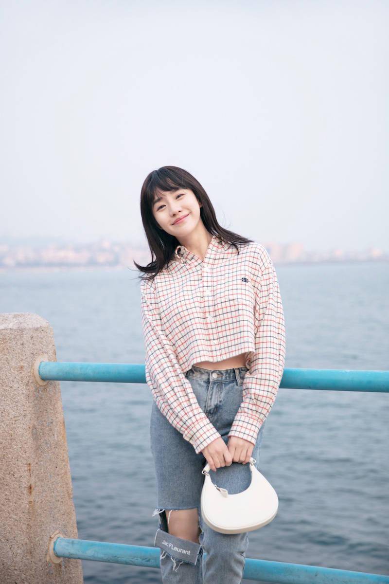 演员王智海边街拍大片曝光变身温柔甜美少女