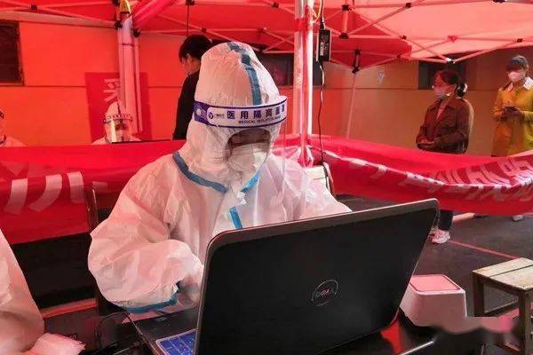 疫情防控龙泉在行动龙泉街道防疫有我同心同向志愿者助力核酸检测一线