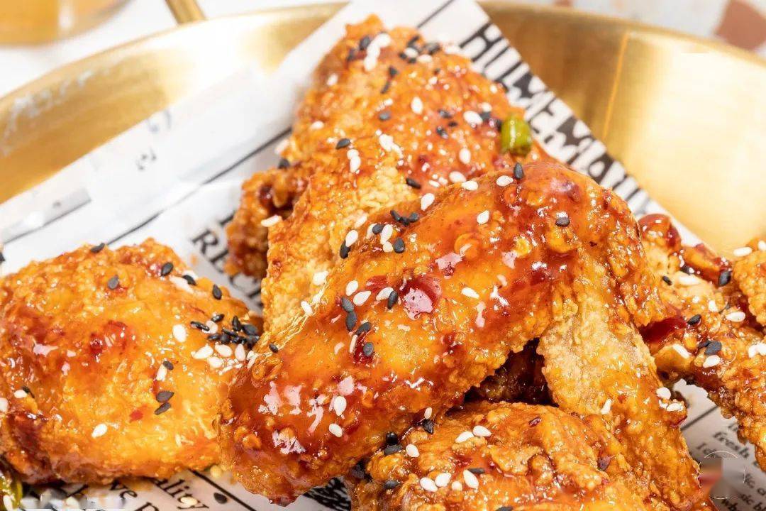 而香辣孜然口味是撒粉在鸡肉表面,保留了原本的酥脆口感,孜然和辣椒的